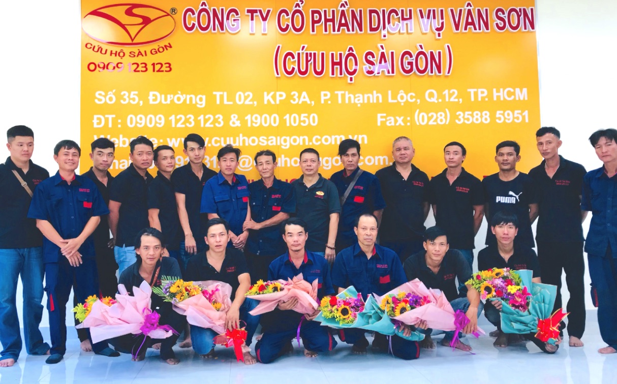Toàn thể nhân viên Côgn Ty CPDV Vân Sơn