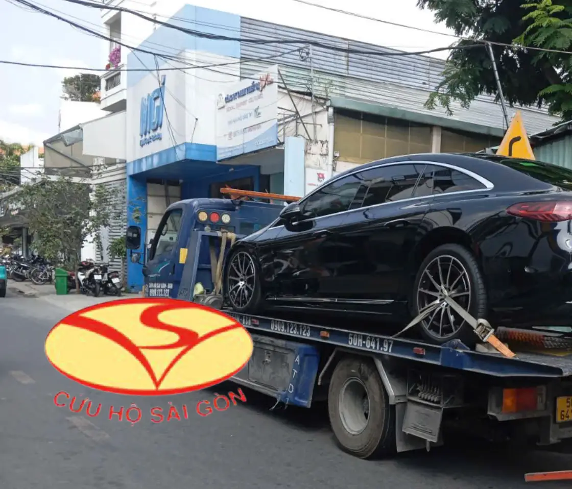 Kéo xe ô tô gặp nạn tại Phú Nhuận 