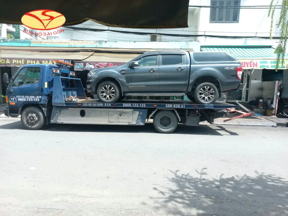 Chở xe bán tải gặp sự cố tại Tp HCM