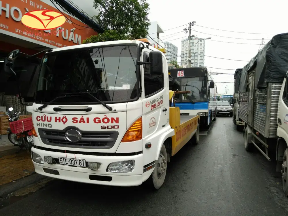 Cứu Hộ Xe Buýt Nhanh Chóng 24/7 – Giải Pháp An Toàn Cho Mọi Sự Cố Trên Đường 2 cứu hộ xe buýt gặp nạn trong thành phố