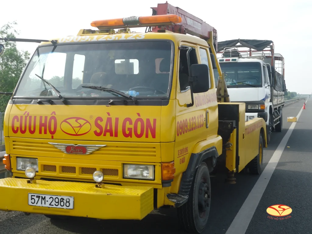 Cứu hộ xe ô tô trên cao tốc